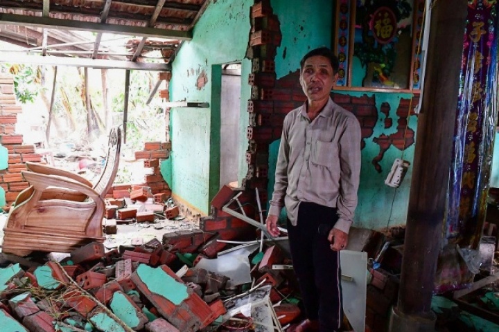 Người dân Hòa Thịnh thất thần giữa ngôi nhà đổ nát