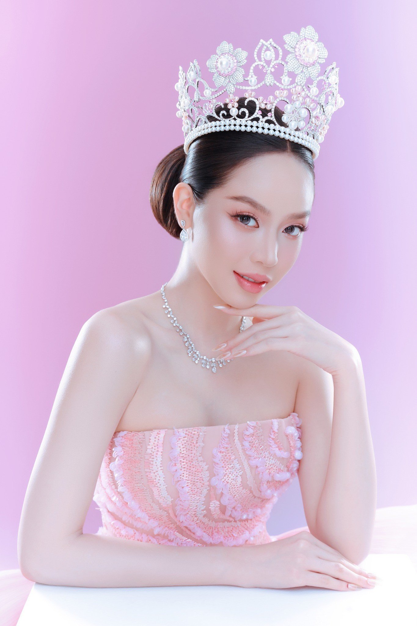 Hoa hậu Thanh Thủy chọn tông hồng cho đêm Chung kết Miss International 2025 - 2