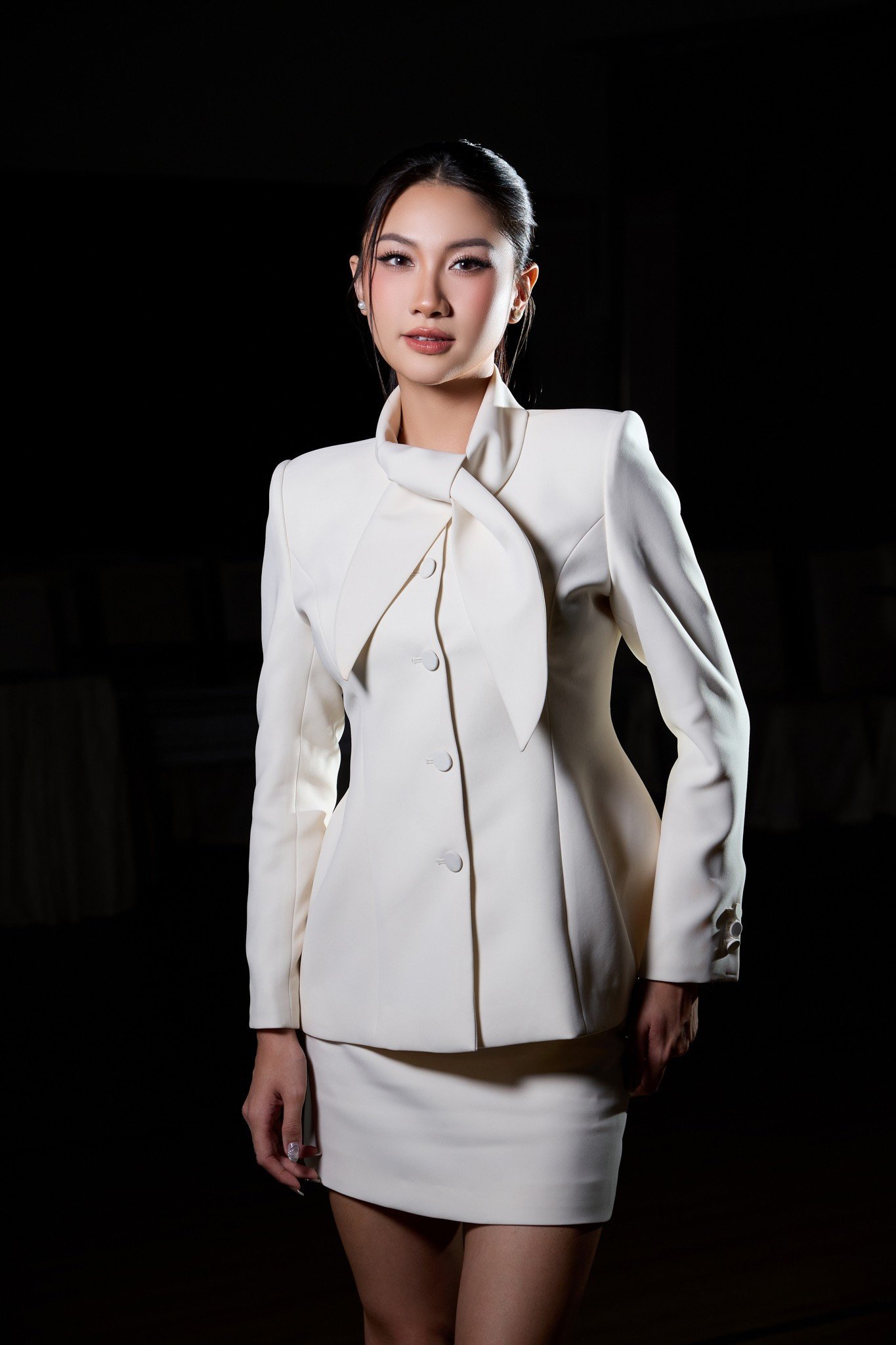 Hoa hậu Phương Linh mang trang phục Cá Chép Hóa Rồng đến với Miss Cosmo 2025 - 1