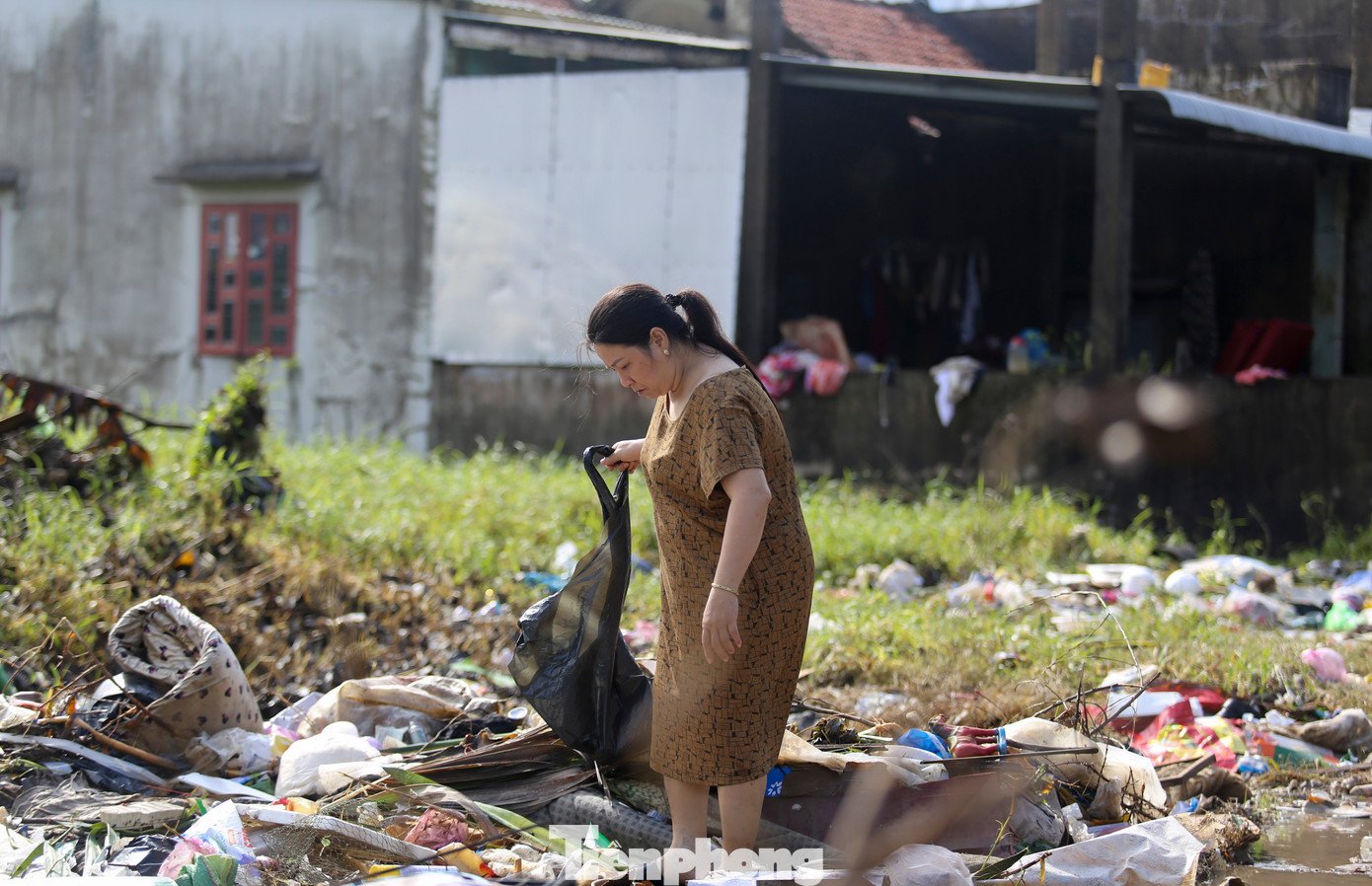 Người dân đang cố nhặt nhạnh lại những tài sản còn sử dụng được trong đống đổ nát. Ảnh: Trương Định.