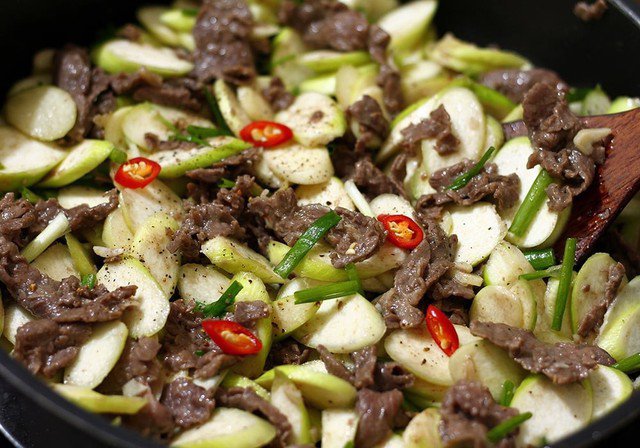 Món niễng xào thịt bò có vị thơm ngọt đậm đà của thịt bò tươi, ngọt giòn, thanh của củ niễng, quyện với gia vị thơm phức, ai từng được thưởng thức sẽ nghiền ngay.