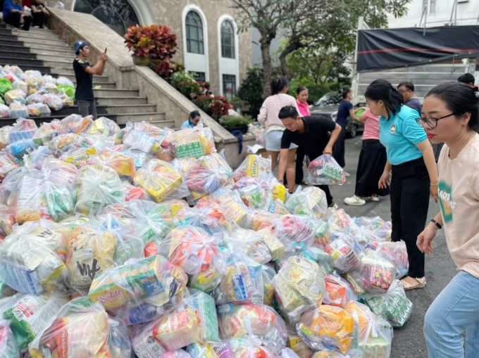 Các tình nguyện viên phân loại hàng cứu trợ các tỉnh Nam Trung Bộ sáng 22/11, tại sân Ủy ban MTTQ phường Tân Định, TP HCM. Ảnh: Ngọc Ngân