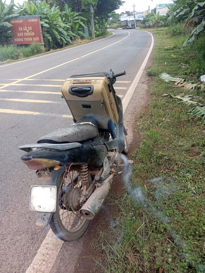 Chiếc xe của anh Đặng Ngọc Ninh lấm lem bùn đất trên hành trình về quê, ngày 21/11. Ảnh: Nhân vật cung cấp