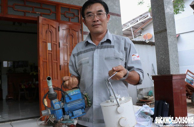 Thầy Nguyễn Xuân "khoe" với phóng viên 2 thiết bị điện gia dụng vừa được thầy, trò sửa chữa xong. Ảnh: Duy Ngọc