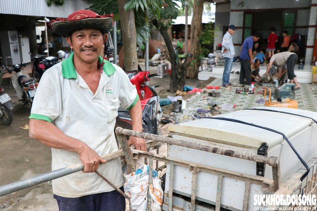 Anh Nguyễn Văn Vẹn phấn khởi nhận lại chiếc tủ lạnh đã hoạt động lại ngon lành. Ảnh: Duy Ngọc