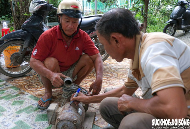 Thông tin người dân gửi máy bơm nước để sửa được ghi lại cẩn thận. Ảnh: Duy Ngọc