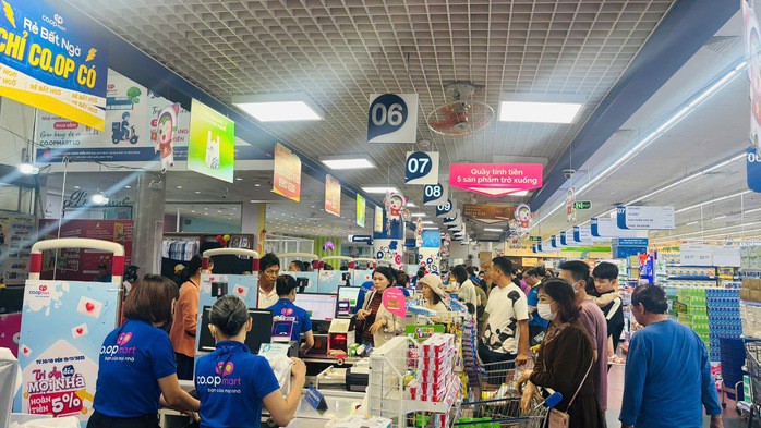 Những ngày qua, nhiều người chen chúc nhau đến Siêu thị Co.opmart Quy Nhơn và An Nhơn để mua từng bó rau