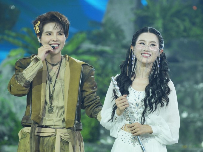 Bí Đỏ hóa công chúa Ả rập trên sân khấu.