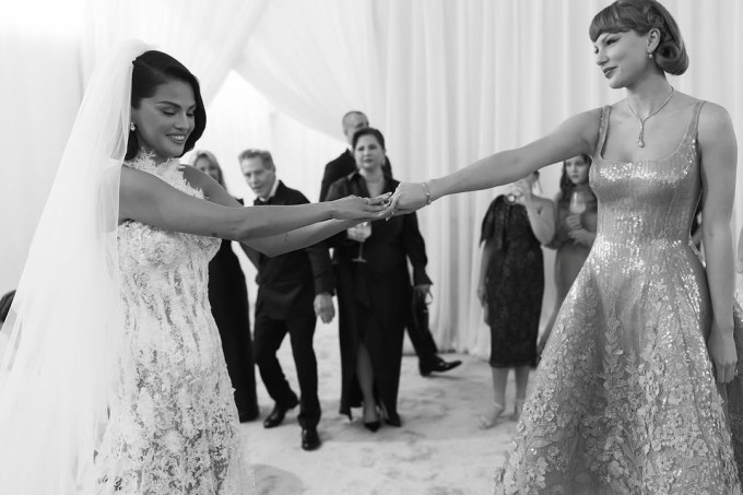 Taylor Swift trong đám cưới của Selena Gomez và nhạc sĩ Benny Blanco hồi tháng 9.