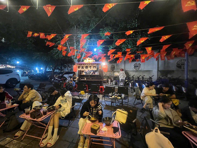 Quán mì ramen vỉa hè ở Hồ Tây luôn đông khách. Ảnh Hà My