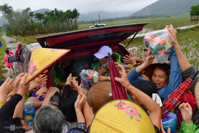 Đông nghịt người nhận hàng cứu trợ tại thôn Mỹ Điền, xã Hòa Thịnh, tỉnh Đăk Lăk sáng 23/11. Ảnh: Thanh Tùng