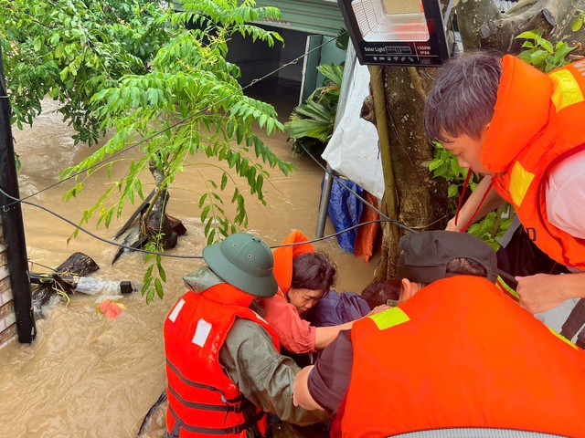 Mưa lũ vượt kỷ lục lịch sử đã khiến nhiều khu vực ở Nam Trung Bộ ngập sâu. Ảnh: NLĐO