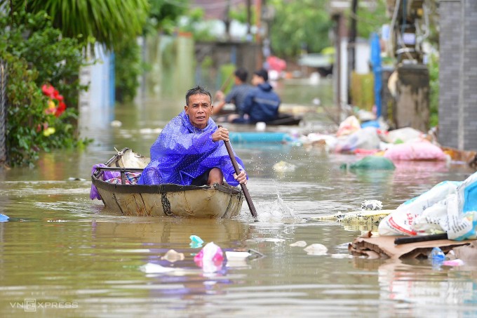 Người dân ở "rốn lũ" Hòa Xuân, tỉnh Đăk Lăk, chèo thuyền đi nhận cứu trợ, ngày 22/11. Ảnh: Thanh Tùng