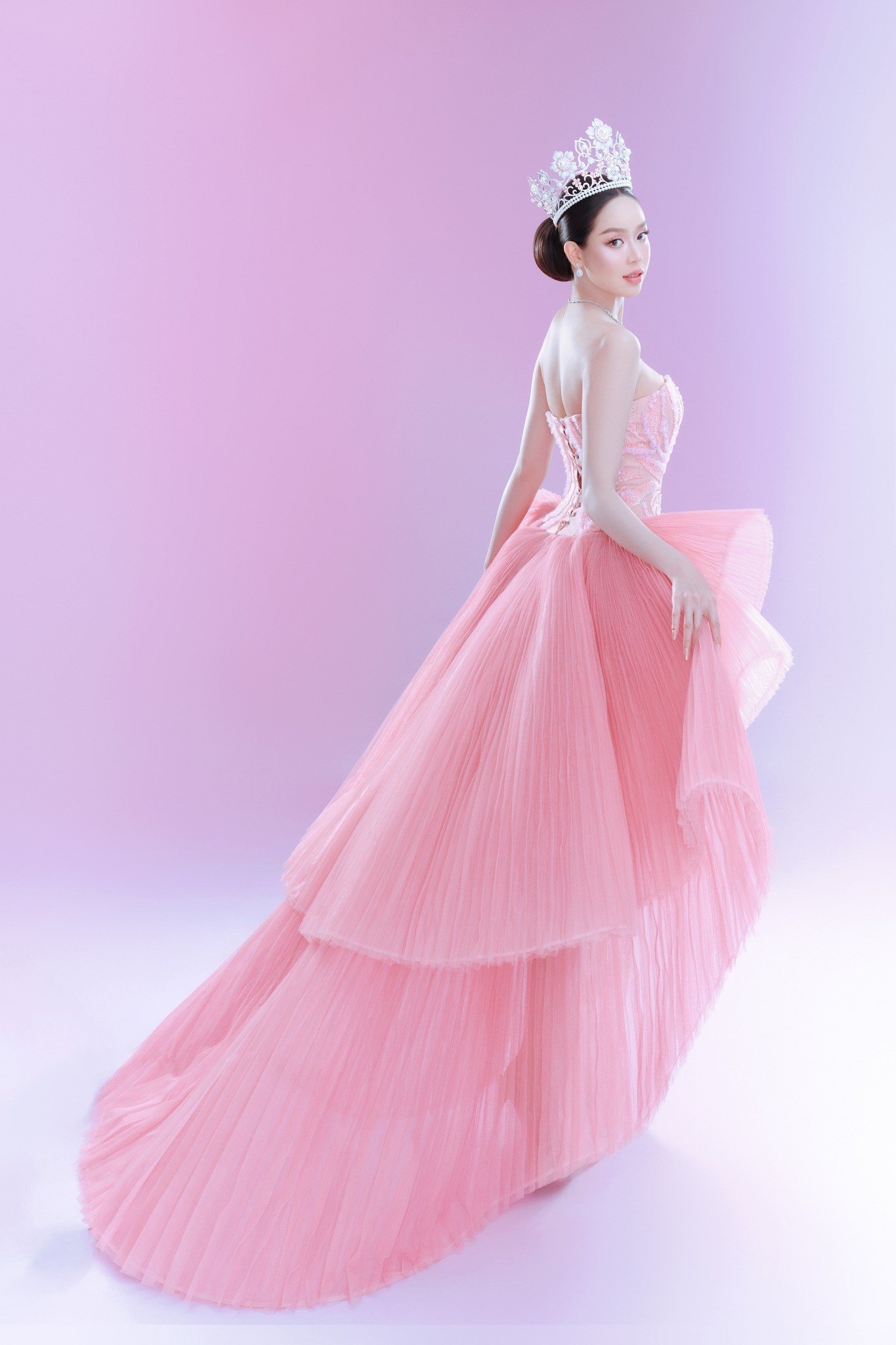 Hoa hậu Thanh Thủy chọn tông hồng cho đêm Chung kết Miss International 2025 - 3