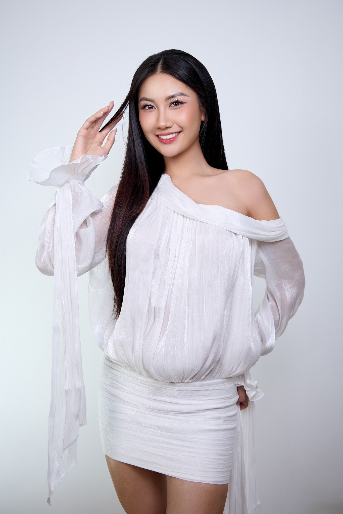 Hoa hậu Phương Linh mang trang phục Cá Chép Hóa Rồng đến với Miss Cosmo 2025 - 2