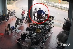 Clip: Ôm cua mất lái, xe máy đâm gục người đàn ông rồi lao thẳng vào tường