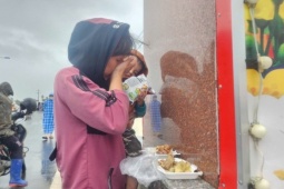 Tin tức trong ngày - Bữa cơm nóng đầu tiên tại Đắk Lắk: Hành trình từ nước mưa, mì sống đến giọt nước mắt nhẹ nhõm