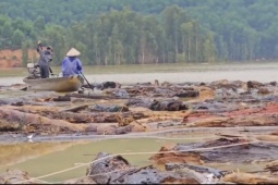 Sau lũ, hồ thủy điện nhận "món hàng" không mong muốn từ rừng sâu