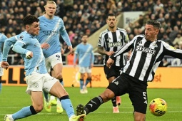 Bóng đá - Tranh cãi Man City mất 2 quả penalty trước Newcastle, Rooney đòi công bằng