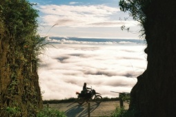 Điểm ngắm mây 'đất trời hòa làm một' ở Tà Xùa