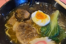 Mì ramen vỉa hè: Đặc sản Nhật Bản hút khách giữa mùa đông Hà Nội có gì đặc biệt?