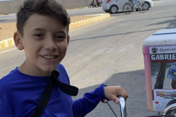 Cậu bé mua được nhà 'nhờ' bị tịch thu xe bán nước rong