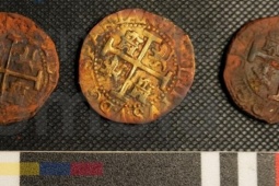 Kinh doanh - Thu hồi tiền vàng, pháo, cốc sứ từ xác tàu đắm 300 năm tuổi