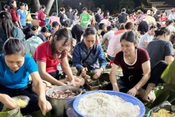 Bạn trẻ - Cuộc sống - Hàng trăm người Đồng Nai xa lạ tụ lại xuyên đêm cứu trợ đồng bào vùng lũ