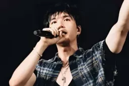 Giải trí - Hieuthuhai chuyển 400 triệu đồng gửi đồng bào vùng lũ ngay trên sân khấu