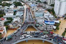 Mưa lũ đồng loạt phá kỷ lục ở miền Trung: Điều gì đang xảy ra?