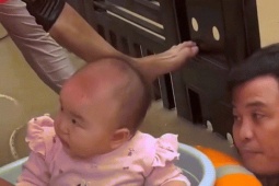 Bạn trẻ - Cuộc sống - Những khoảnh khắc cứu hộ lũ lụt miền Trung gây xúc động