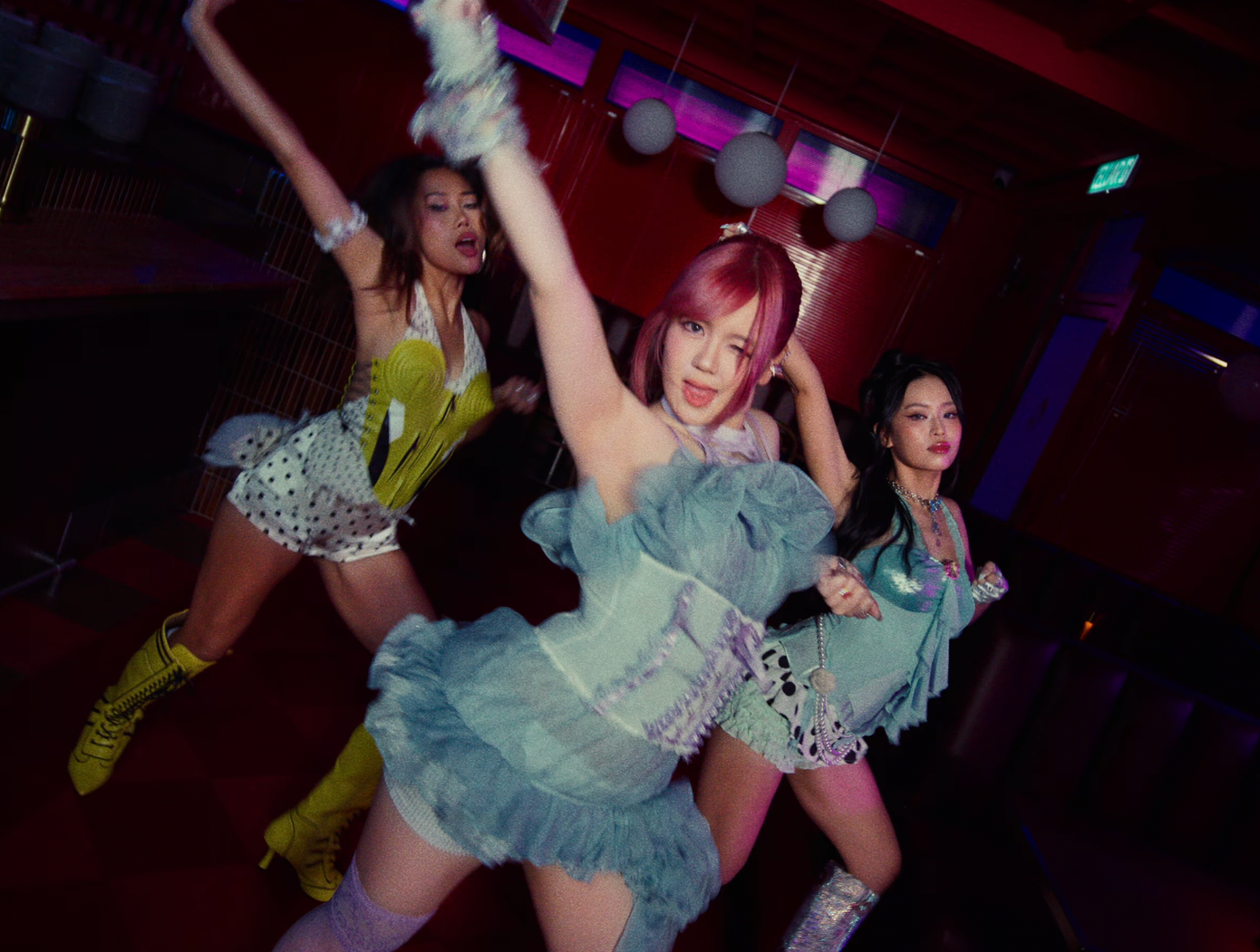 Trang phục của Dolla trong MV đã gỡ bỏ.