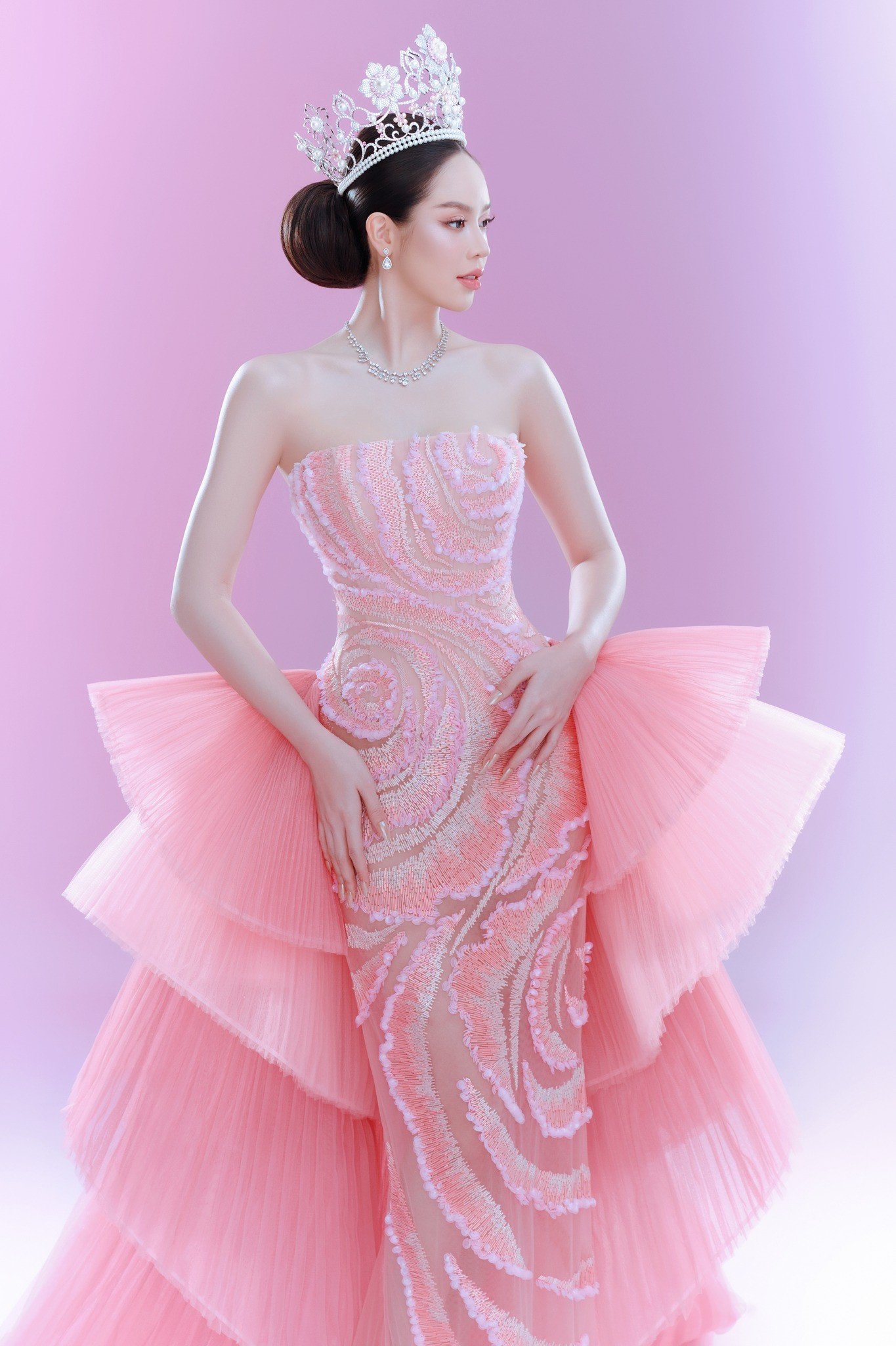 Hoa hậu Thanh Thủy chọn tông hồng cho đêm Chung kết Miss International 2025 - 5