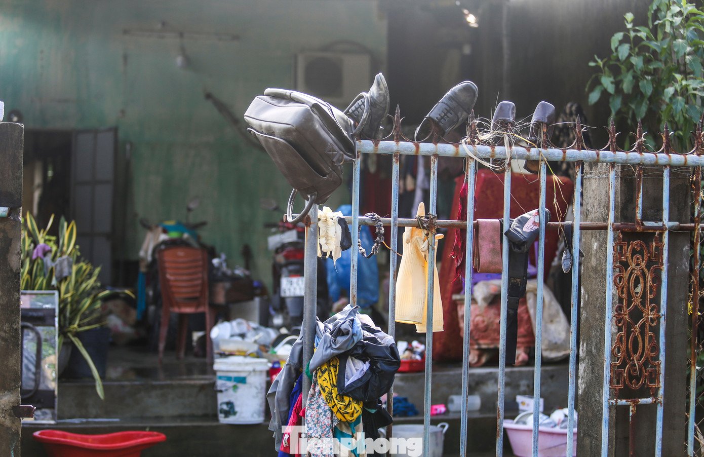 Đống đổ nát sau trận lũ lịch sử - 11