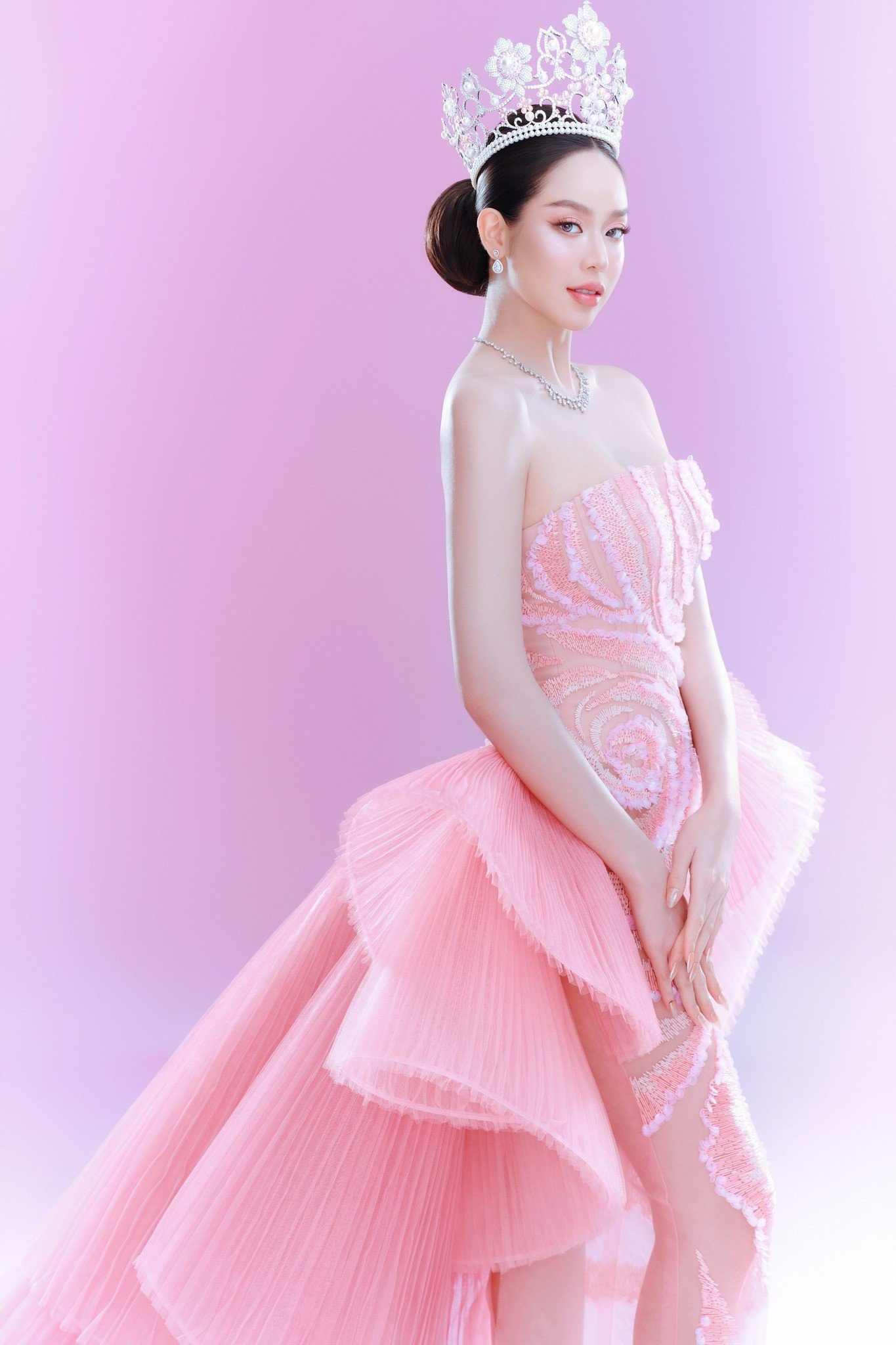 Hoa hậu Thanh Thủy chọn tông hồng cho đêm Chung kết Miss International 2025 - 6