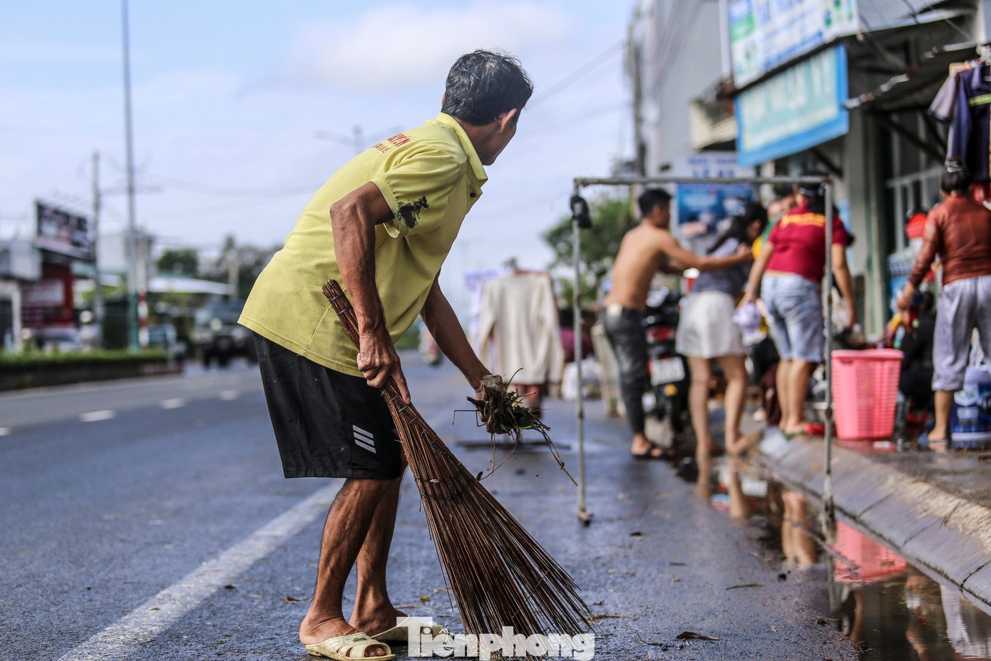 Sau trận lụt, người dân đang rất cần những sự hỗ trợ để giúp họ sớm vượt qua giai đoạn khó khăn. Ảnh: Trương Định.