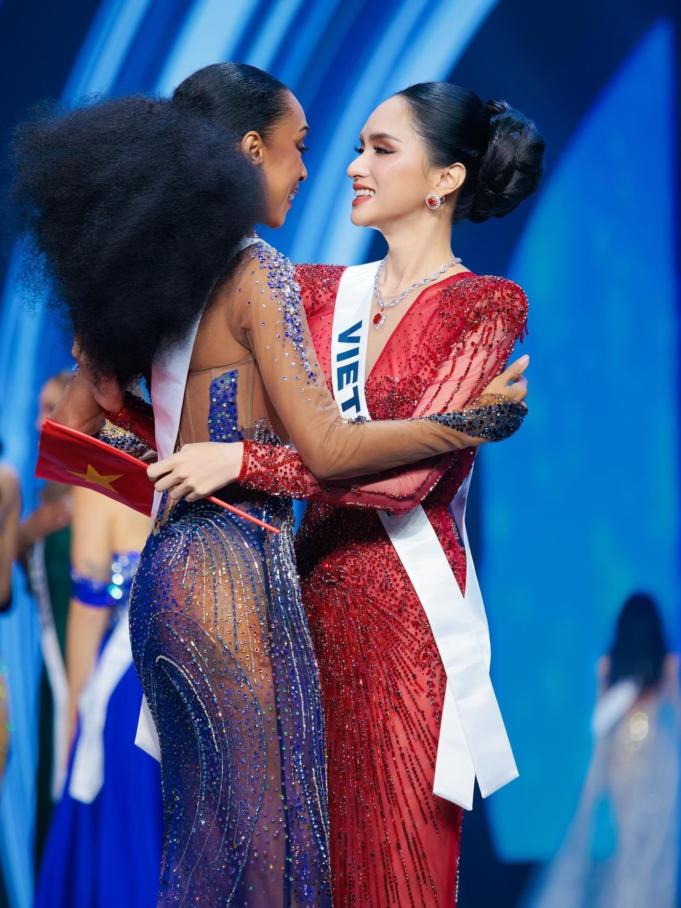 Cuối cùng là một lời cảm ơn chân thành, từ tận đáy lòng mãi mãi không quên, gửi tới tất cả những người đã yêu quý, ủng hộ, đồng hành với Giang trong hành trình này."