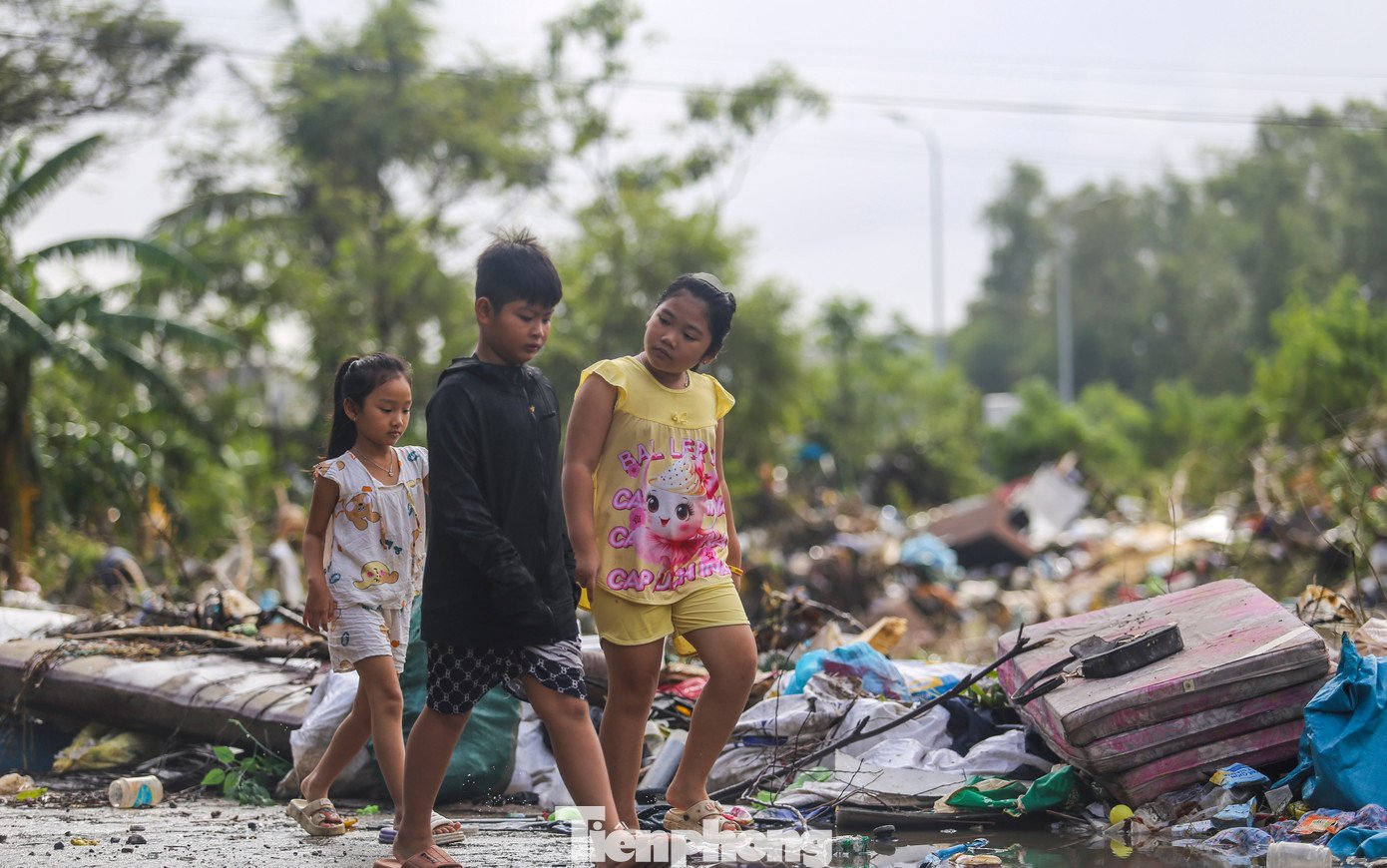 Sau trận lụt, người dân đang rất cần những sự hỗ trợ để giúp họ sớm vượt qua giai đoạn khó khăn. Ảnh: Trương Định.