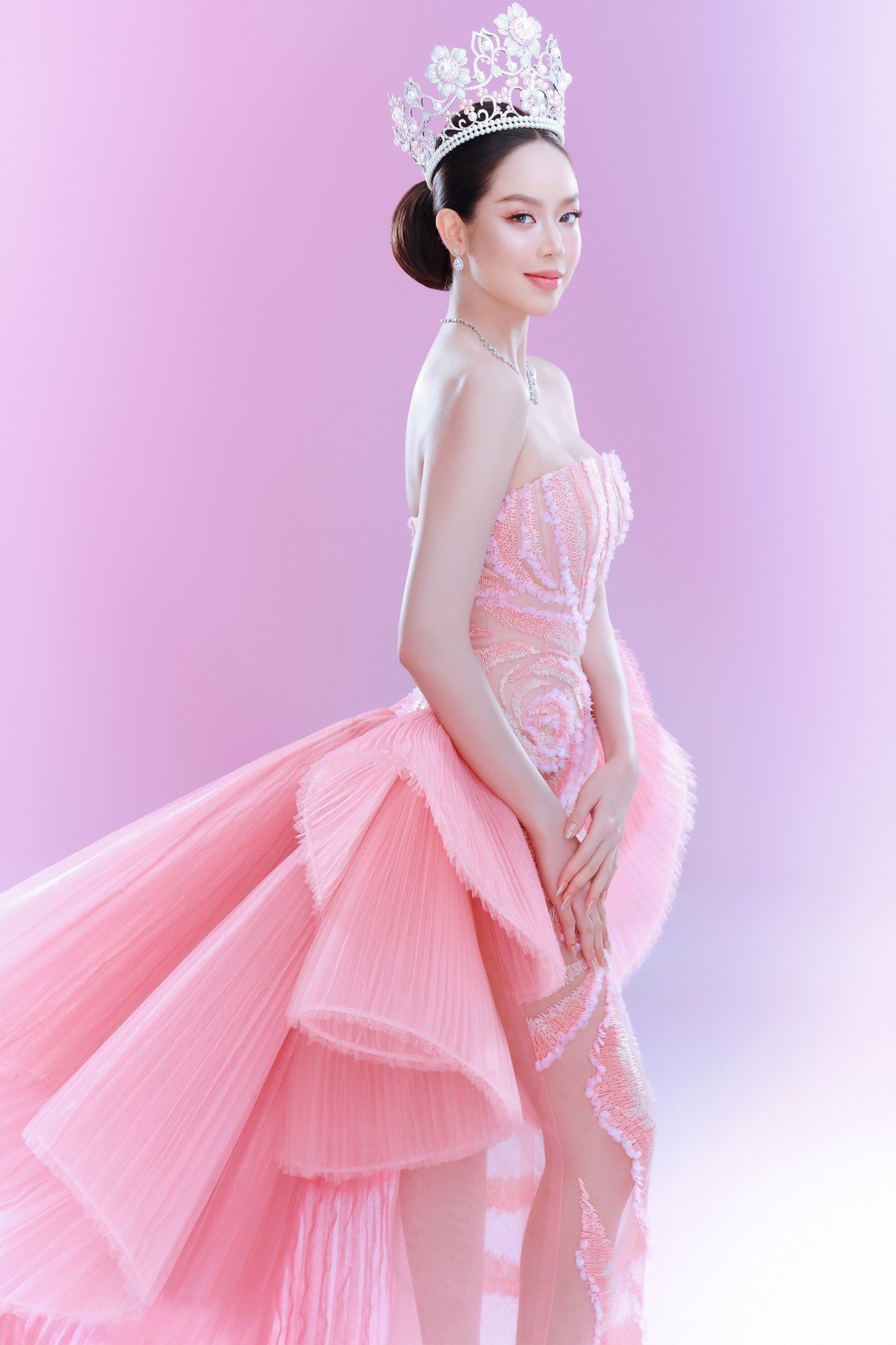 Hoa hậu Thanh Thủy chọn tông hồng cho đêm Chung kết Miss International 2025 - 9