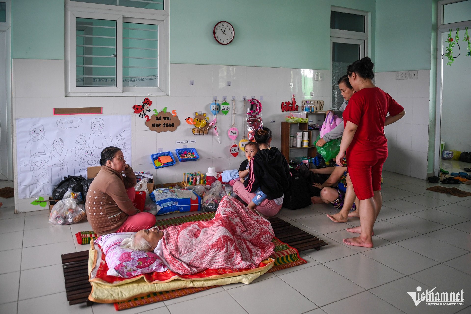 Đêm ám ảnh của gia đình 6 người ở Tây Nha Trang: &#39;Chỉ sợ trượt tay là mẹ chìm xuống&#39; - 13