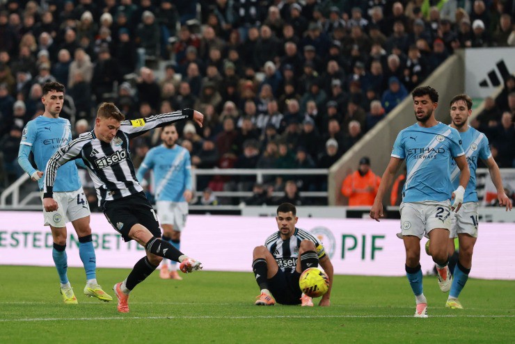 Harvey Barnes giúp Newcastle đánh bại Man City