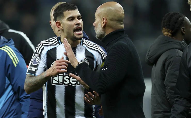 HLV Guardiola tranh cãi với tiền vệ Bruno Guimaraes của Man City