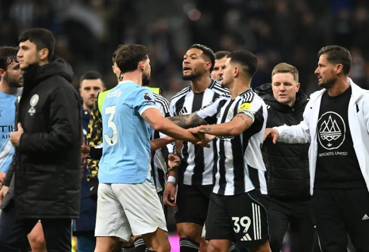 Các cầu thủ Newcastle và Man City xảy ra xô xát sau tiếng còi mãn cuộc