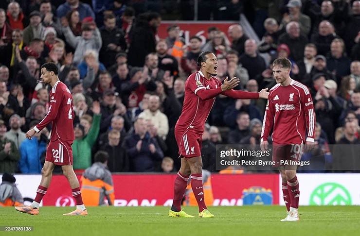 Liverpool thua sốc trên sân nhà