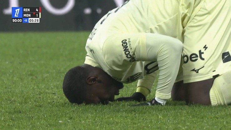 Pogba đã quỳ xuống ngay sau tiếng còi kết thúc trận đấu