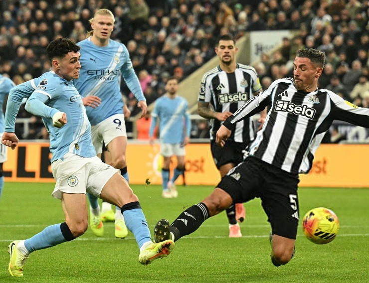 Schar dường như phạm lỗi với Foden trong vòng cấm, nhưng không có phạt đền