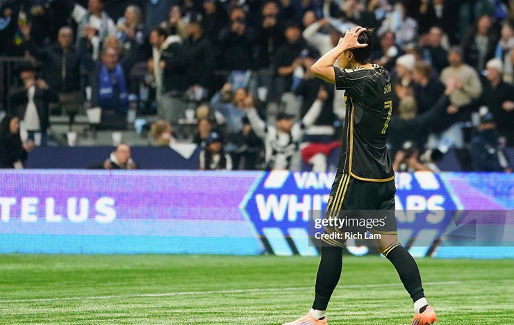 Son Heung Min là một trong hai cầu thủ sút hỏng 11m trong loạt luân lưu