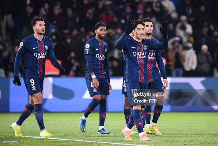 Lee Kang In chung vui với đồng đội