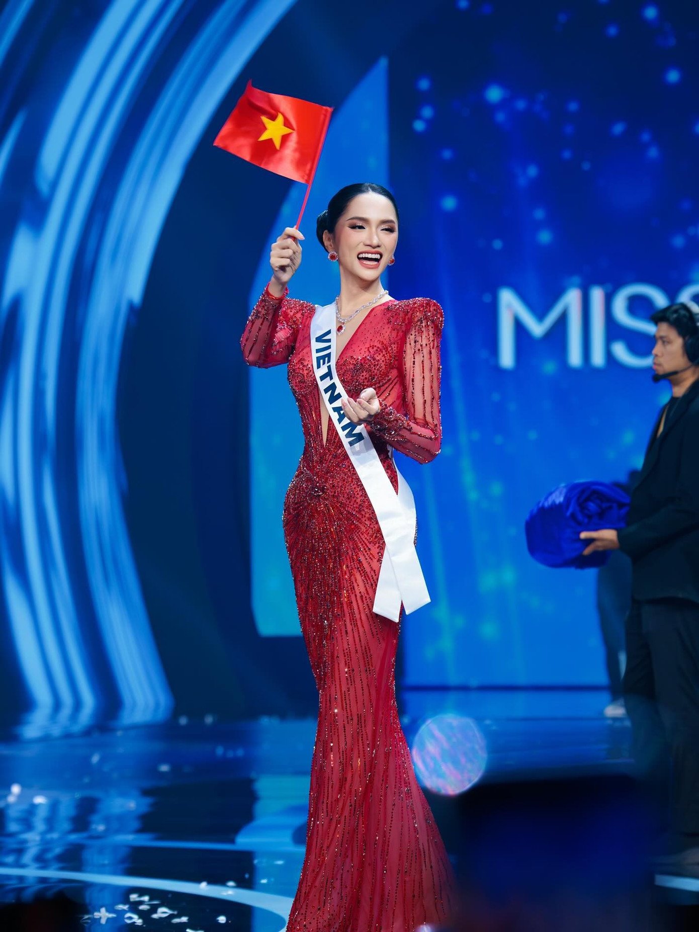 Mặc dù không lọt vào Top 30 chung cuộc, không chạm tay đến vương miện, Hương Giang đã giành được điều quý giá hơn, đó là: Tình yêu của khán giả quê nhà.