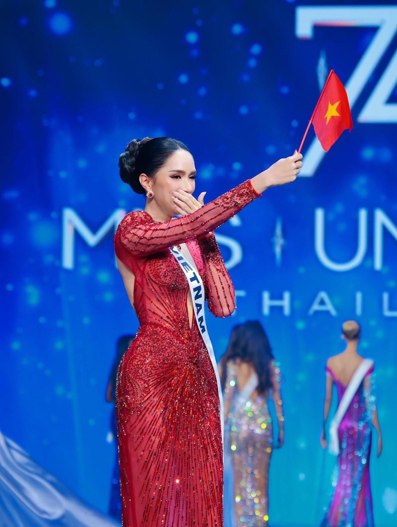 Mặc dù không lọt vào Top 30 chung cuộc, không chạm tay đến vương miện, Hương Giang đã giành được điều quý giá hơn, đó là: Tình yêu của khán giả quê nhà.